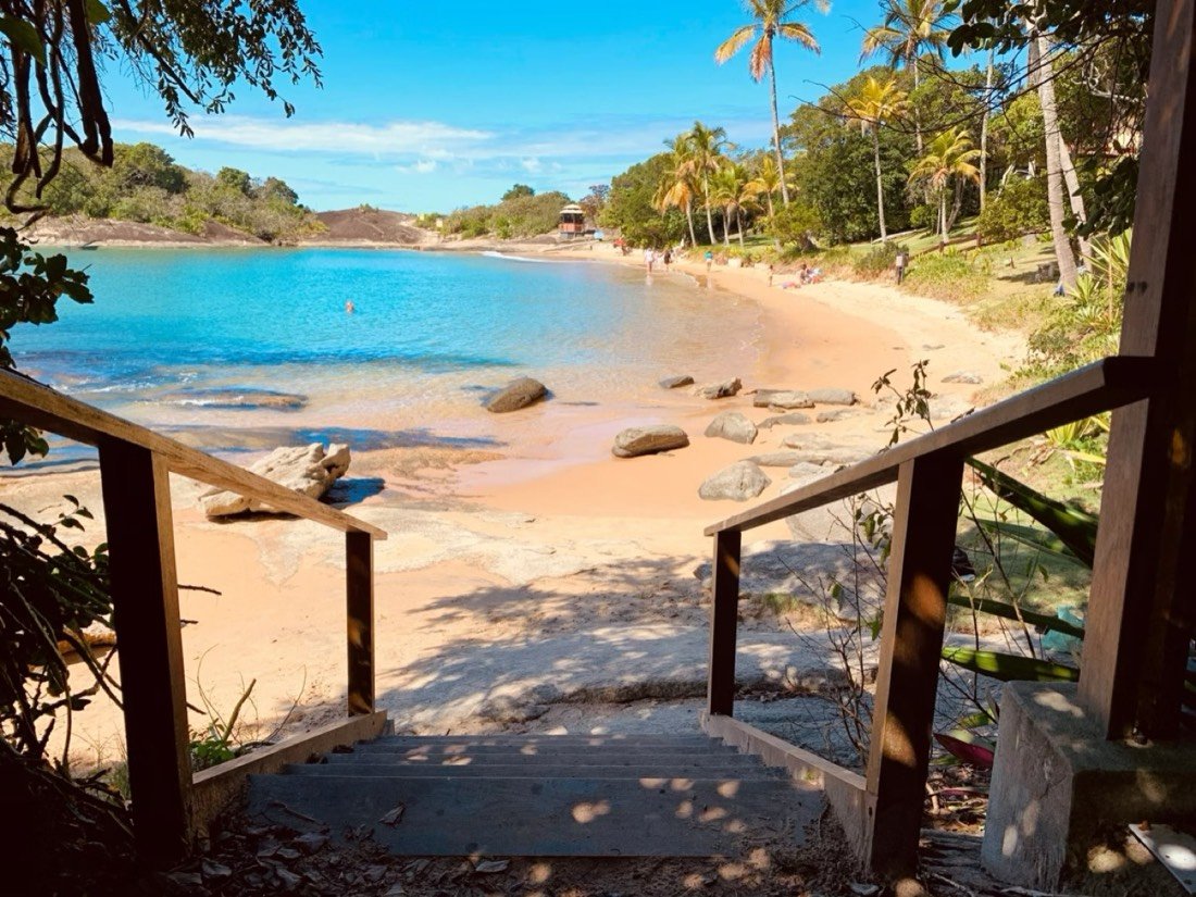 Praias escondidas de Guarapari vistas da trilha costeira