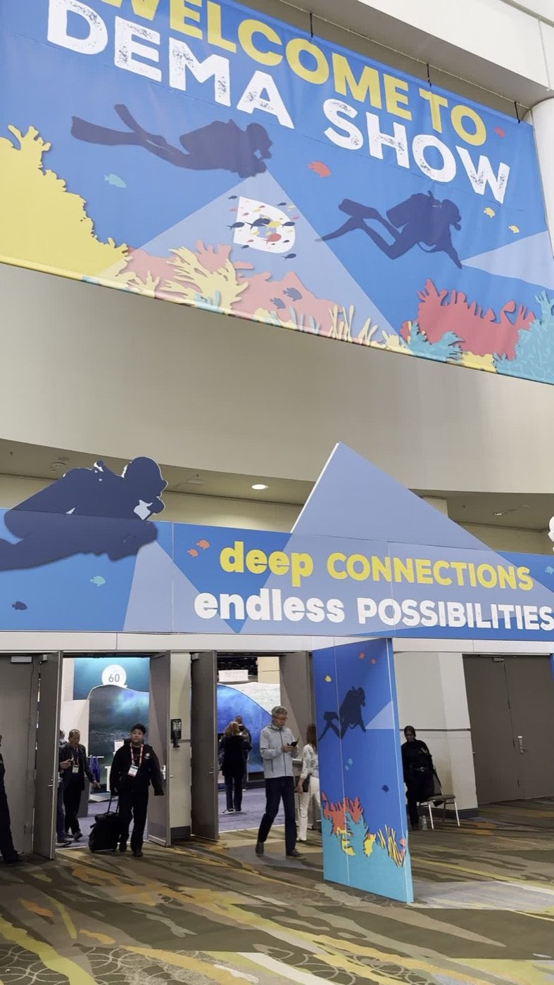 Banner de boas-vindas ao DEMA Show 2025