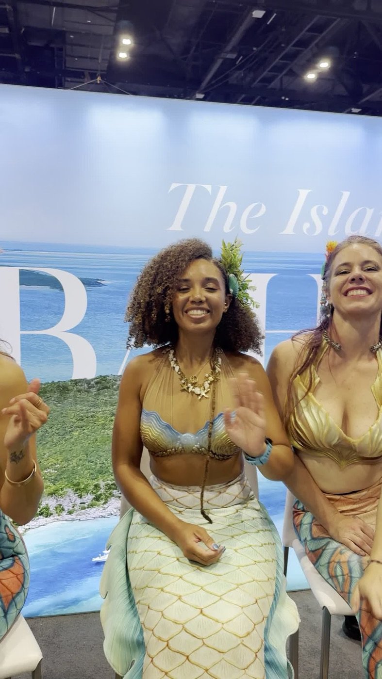 Estande temático no DEMA Show com sereias representando destino caribenho