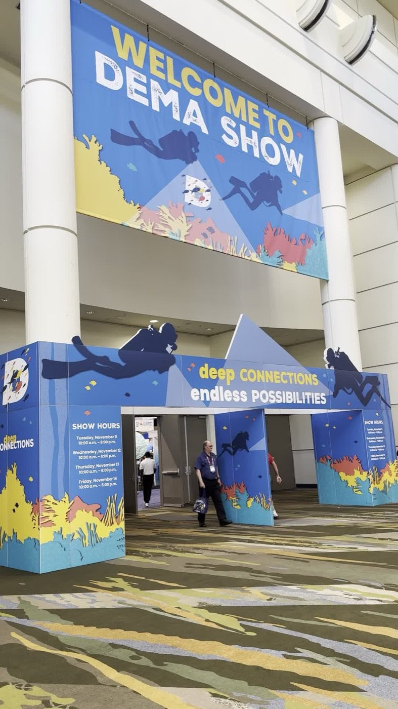 Arcos de entrada do DEMA Show 2025 em Orlando