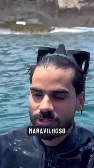 Mergulhador com máscara no batismo de mergulho em Guarapari Atlantes