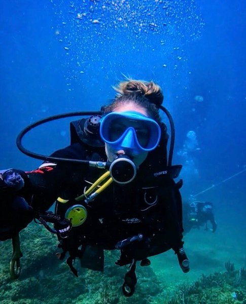 Karine em mergulho com equipamento Mares, Guarapari