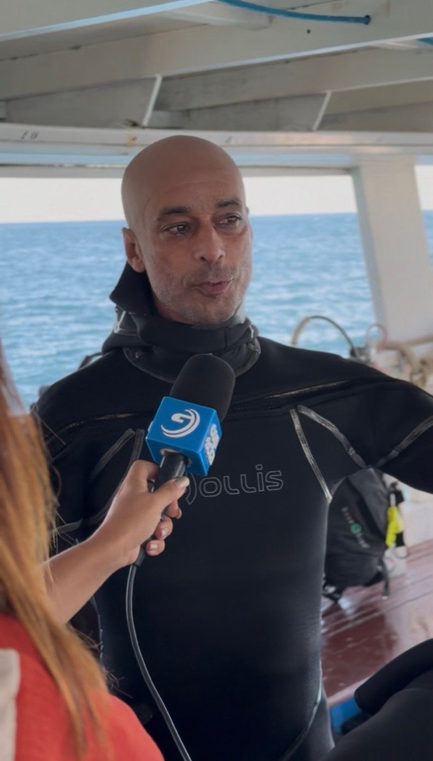 Marcelo preparando o equipamento de mergulho