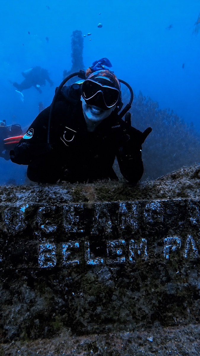 Estrutura do rebocador Oceano íntegra no fundo do mar, próximo à Ilha Escalvada em Guarapari