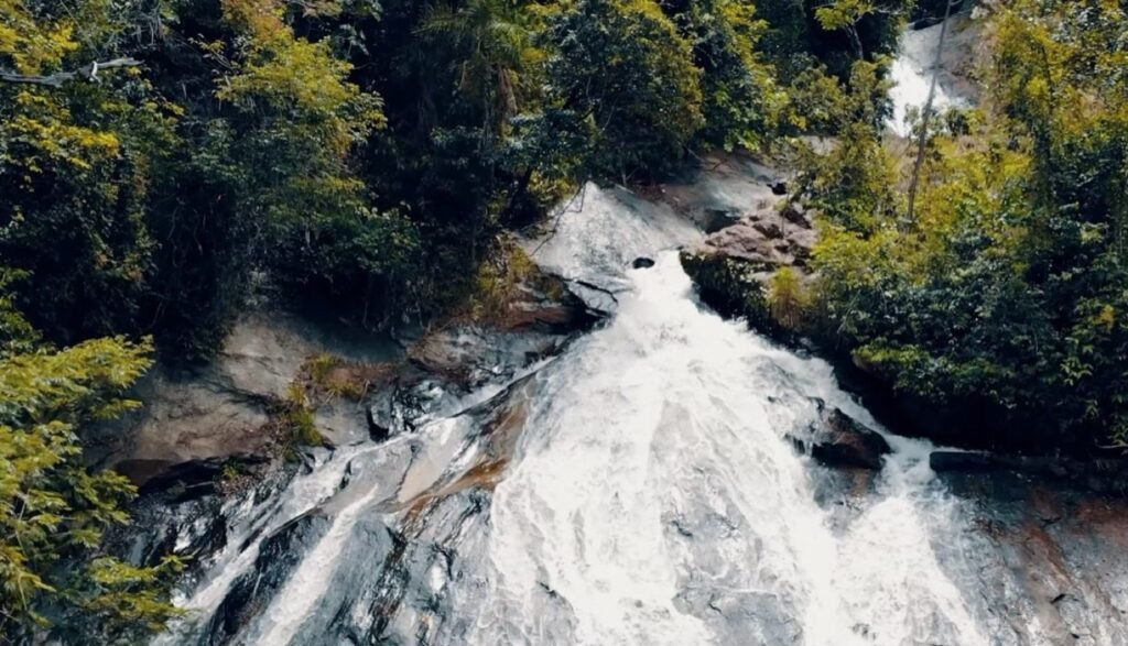 Cachoeira com piscina natural de água verde na região serrana de Guarapari
