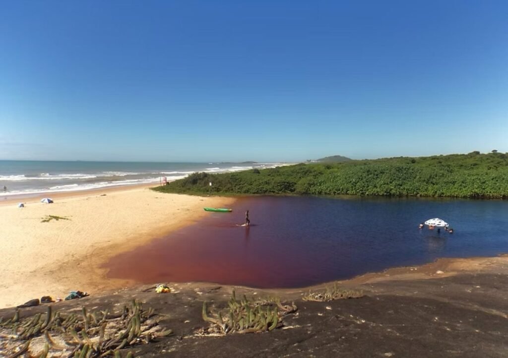 Quer descobrir o que fazer em Guarapari? Que tal um mergulho na Lagoa da Coca-Cola?