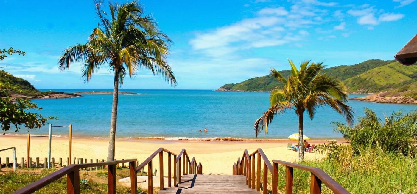 Mergulhador explorando recife com peixes coloridos em Guarapari, Espírito Santo