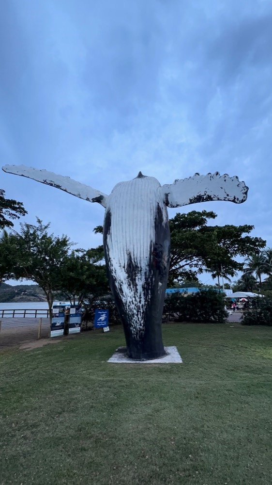 Escultura da cauda de uma baleia jubarte no Espaço Baleia Jubarte, na Praça do Papa em Vitória