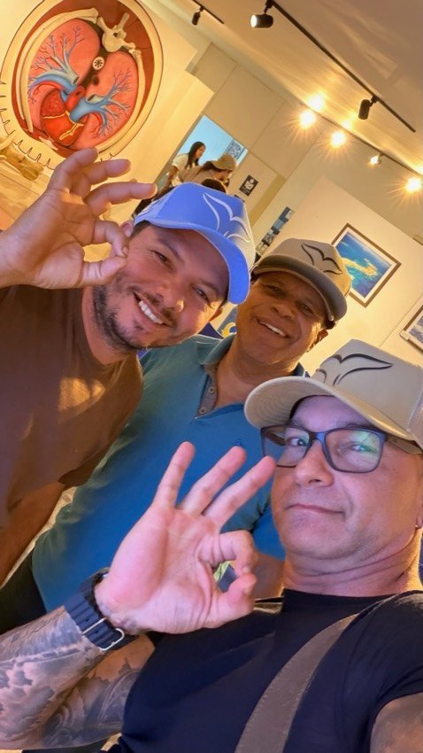 Felipetto, Léo (comandante) e Camilo (oficial de bordo) da Atlantes na visita ao Projeto Baleia Jubarte