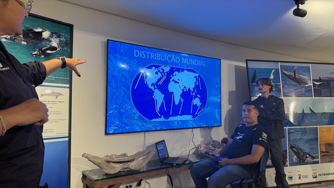Equipe da Atlantes no Espaço Baleia Jubarte em Vitória, estudando o mapa de distribuição das baleias